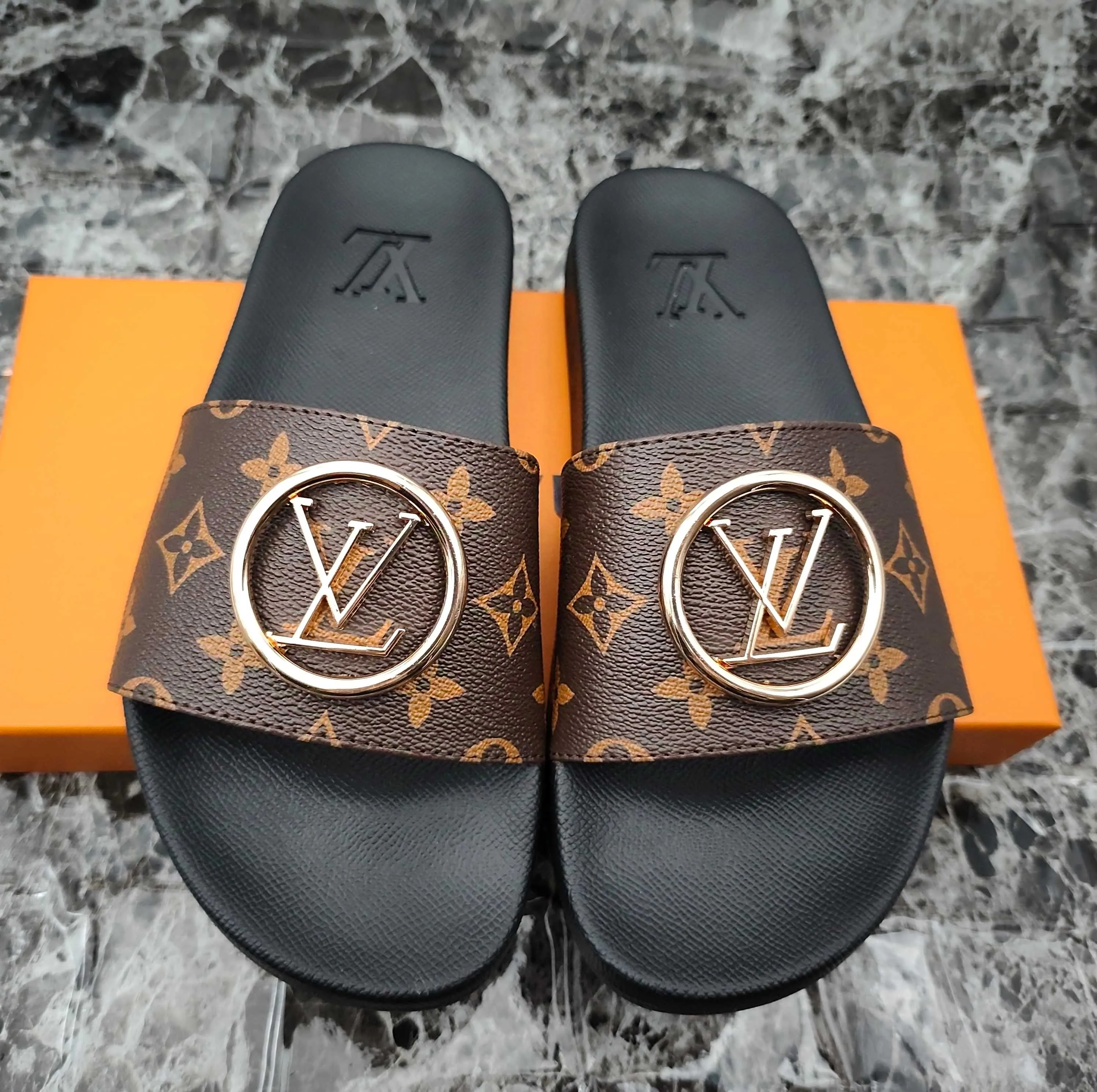 👟👟Ex-factory price 280👟👟 (available all year round) same style for men and women, size 35--48. Couple style🎗Louis Vuitton "LV" slippers, a much-anticipated one, so beautiful that it will melt your hearts❤! It is simply a masterpiece of extraordinary craftsmanship. It is a must-have for everyone. It is made by open mold. It feels Q-bounce and super soft on the feet. It is super delicate on the feet. It is an exclusive model. There are many layouts, so there is always one you like🎉🎉